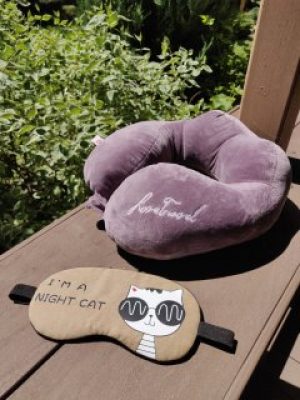 Комплект дорожная подушка рогалик валик Love Travel + маска для глаз Кот 27х26х12 см Фиолетовый/коричневый 18019