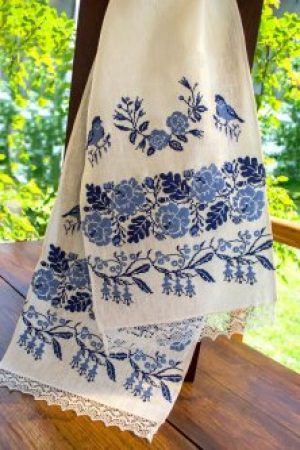 Рушник вышитый на льне. Цвет вышивки голубой