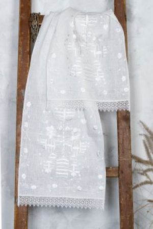 Рушник с вышивкой белой ниткой на белой льняной ткани.