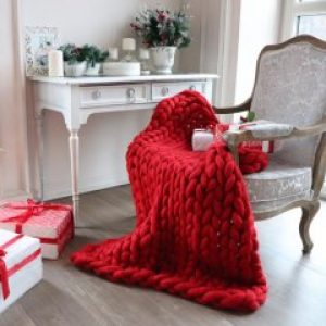 Плед крупной вязки из толстой пряжи мериноса красный 110х150 см